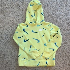 NIKE Girl's hoodie Swoosh all over Print sweatshirt yellow medium
